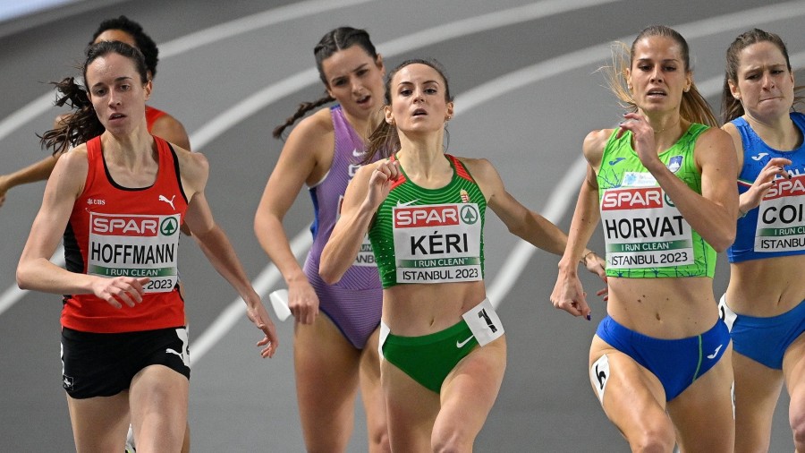 Bartha-Kéri Bianka (k) a női 800 méteres síkfutás elődöntőjében az isztambuli fedett pályás atlétikai Európa-bajnokságon az Ataköy Arénában 2023. március 4-én. MTI/Czeglédi Zsolt 