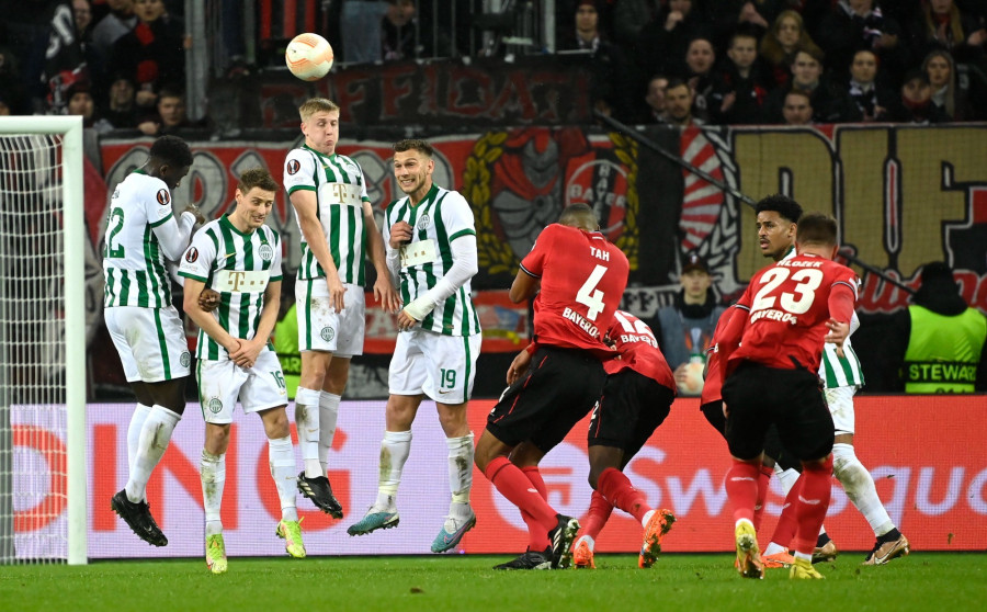 A ferencvárosi Myenty Abena, Kristoffer Zachariassen, Mats Knoester és Vécsei Bálint (b-j) a labdarúgó Európa-liga nyolcaddöntőjében, a Bayer Leverkusen - Ferencváros első mérkőzésen a leverkuseni BayArenában 2023. március 9-én. A Ferencváros 2-0-ra kikapott. MTI/Kovács Tamás