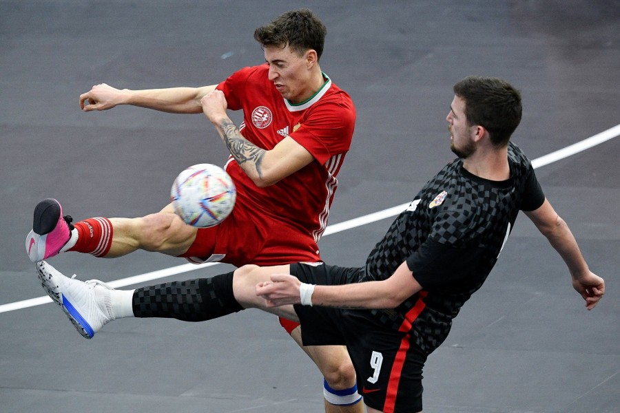 Fekete Márk (b) és a horvát Luka Peric a 2024-es futsal-világbajnokság európai selejtezőcsoportjában játszott Magyarország - Horvátország mérkőzésen a debreceni Főnix Arénában 2023. március 7-én. A találkozó 1-1-es döntetlennel zárult. MTI/Czeglédi Zsolt