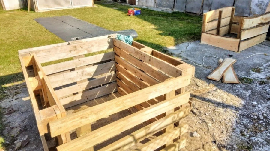 Magaságyás a fészerből. Az elhanyagolt faanyag tisztítás, csiszolás után új életre kel.