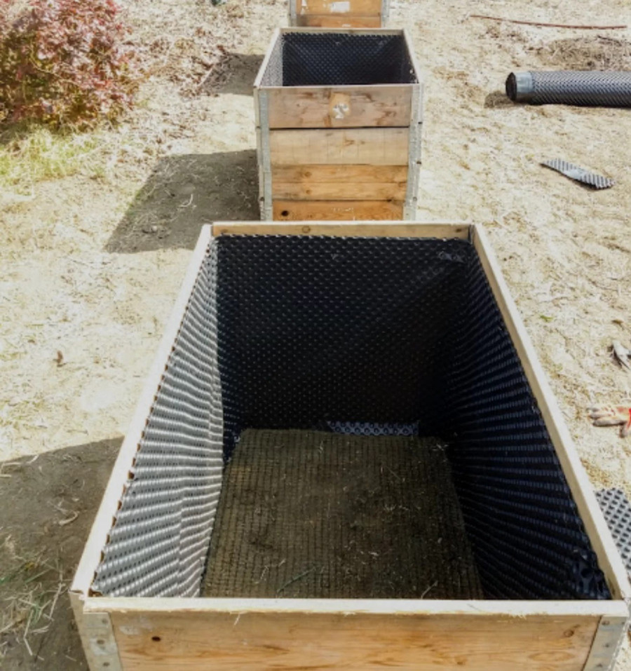 Drénlemezzel bélelt, alul vakondhálóval bélelt magaságyás raklapmagasítóból, még a töltés előtt.