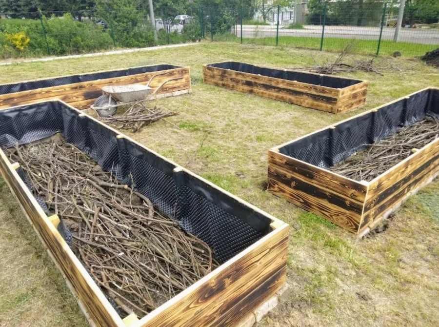 Az ágyások aljára kerülnek a nagyobb ágak, gallyak, ezek a későbbiekben gondoskodnak a felesleges víz elvezetéséről is.