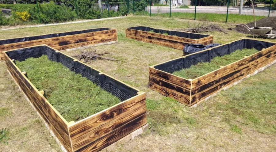 A föld betöltése előtti utolsó réteg a fűnyesedék.