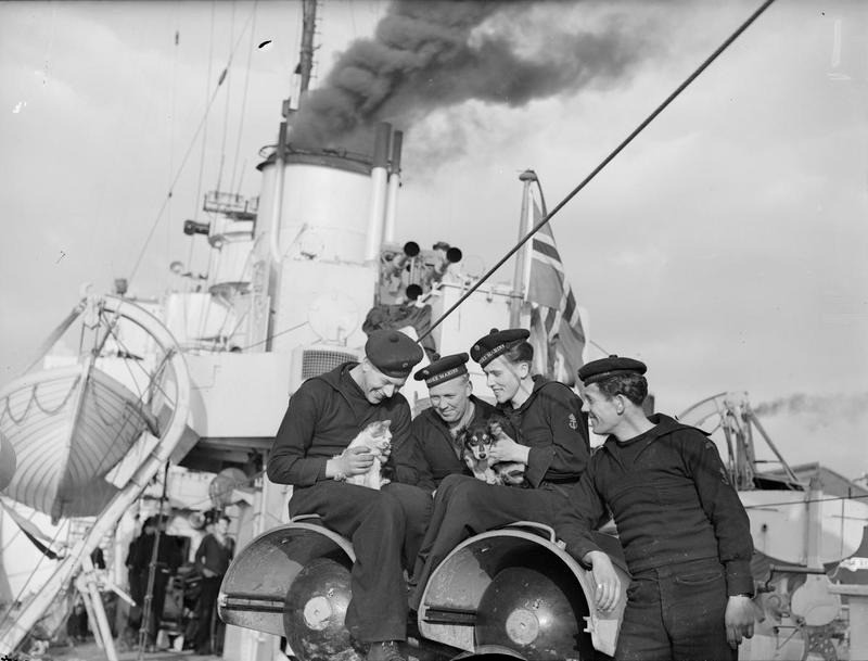 A Norvég Haditengerészet legénysége a HMS Eskdale fedélzetén 1943-ban (Fotó: Imperial War Museum via Wikipedia)