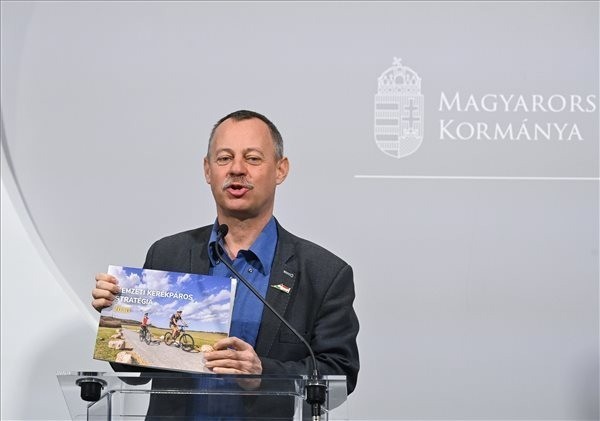 Révész Máriusz aktív Magyarországért felelős államtitkár beszél a Nemzeti Kerékpáros Stratégiát bemutató sajtótájékoztatón a Miniszterelnökségen 2023. április 17-én. Az Aktív- és Ökoturisztikai Fejlesztési Központ több civil szervezet közreműködésével együtt készítette el a stratégiát, amely 2030-ig jelöli ki a kerékpáros közlekedés fejlesztésének céljait. MTI/Bruzák Noémi