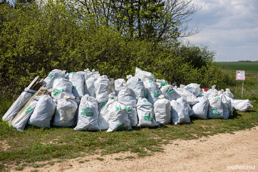 Az önkéntesek bő három óra alatt szedték össze a szemetet