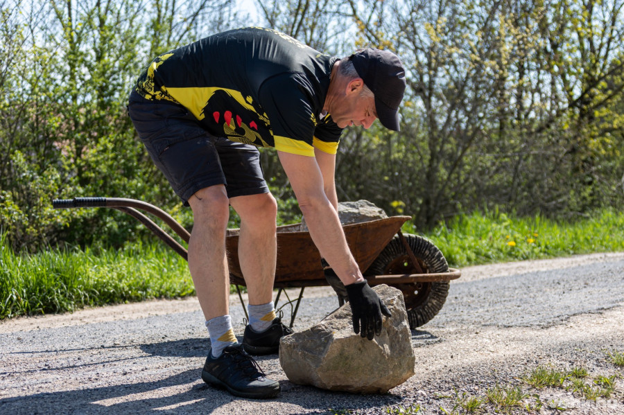 Zsákok, kesztyűk, metszőollók voltak a segítségükre 