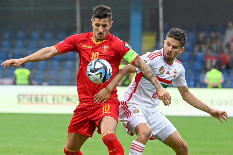 Nagy Ádám (j) és a montenegrói Stevan Jovetic a Montenegró - Magyarország Európa-bajnoki selejtező labdarúgó-mérkőzésen a Podgorica Városi Stadionban 2023. június 17-én. MTI/Koszticsák Szilárd
