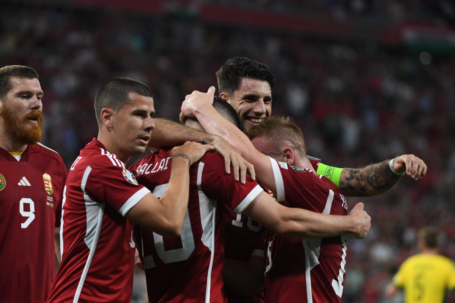 A gólszerző Sallai Roland (középen) ünnepel csapattársaival a labdarúgó Európa-bajnoki selejtező G csoportjában játszott Magyarország - Litvánia mérkőzésen a Puskás Arénában 2023. június 20-án. MTI/Vasvári Tamás