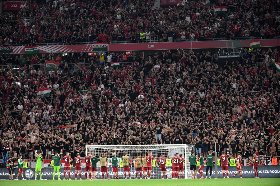 A magyar csapat ünnepel a szurkolókkal a labdarúgó Európa-bajnoki selejtező G csoportjában játszott Magyarország - Litvánia mérkőzés végén a Puskás Arénában 2023. június 20-án. A magyar válogatott 2-0-ra győzött. MTI/Vasvári Tamás