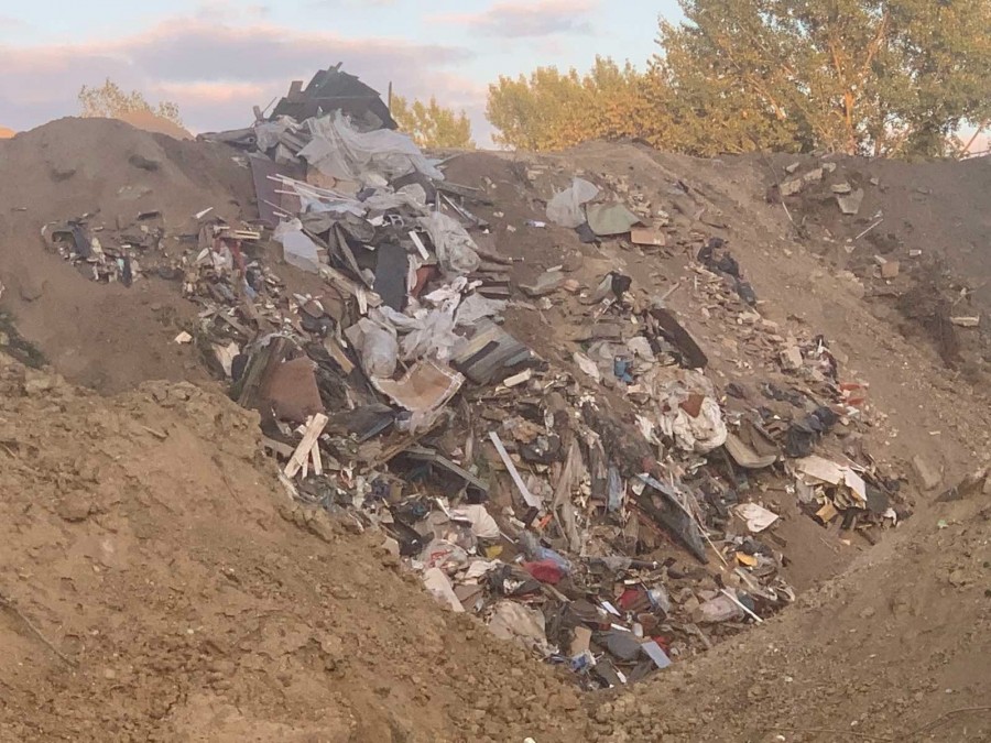 A bemutatott képek a vélhetően illáglis hulladéklerakásról 