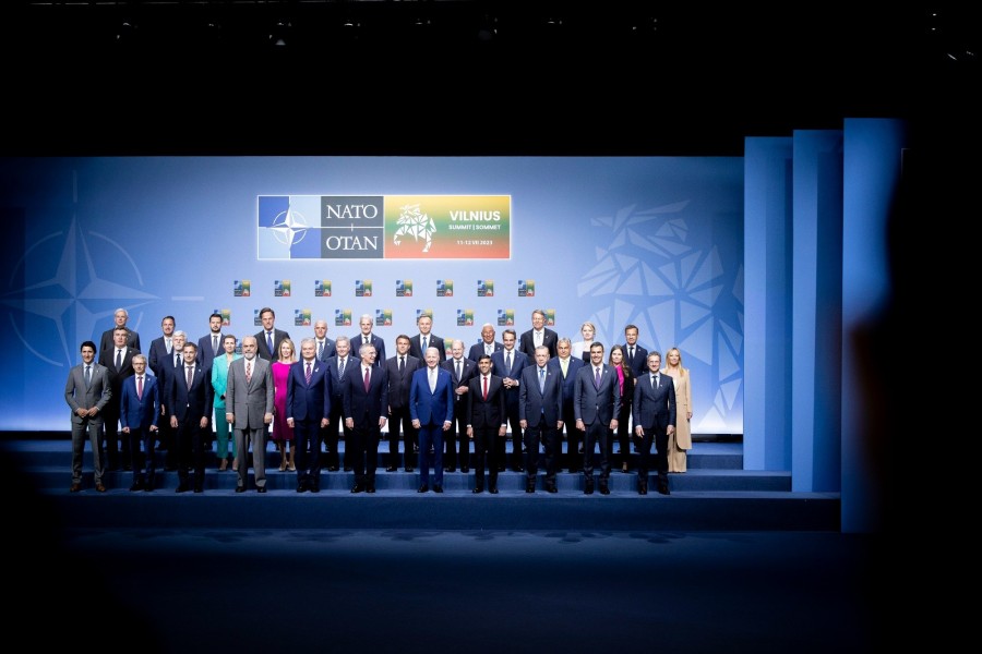 A Miniszterelnöki Sajtóiroda által közreadott csoportkép a NATO csúcstalálkozójának résztvevőiről Vilniusban 2023. július 11-én. A középső sorban jobbról Orbán Viktor miniszterelnök (j7), elöl középen Jens Stoltenberg NATO-főtitkár (elöl b6), mellette balról Gitanas Nauseda litván államfő, jobbról Joe Biden amerikai elnök. MTI/Miniszterelnöki Sajtóiroda/Fischer Zoltán
