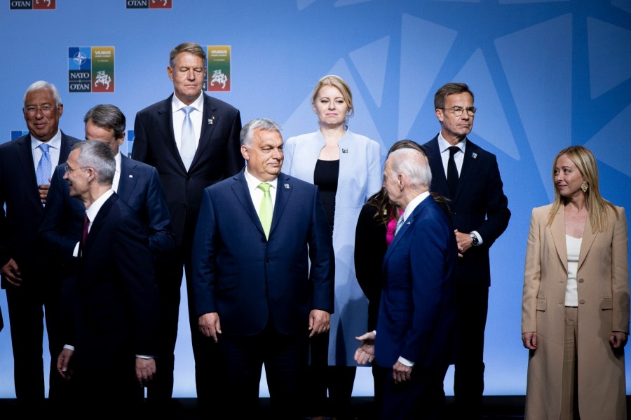 A Miniszterelnöki Sajtóiroda által közreadott képen Orbán Viktor miniszterelnök (elöl középen) és Joe Biden amerikai elnök (elöl j2) a NATO csúcstalálkozóján Vilniusban 2023. július 11-én. MTI/Miniszterelnöki Sajtóiroda/Fischer Zoltán