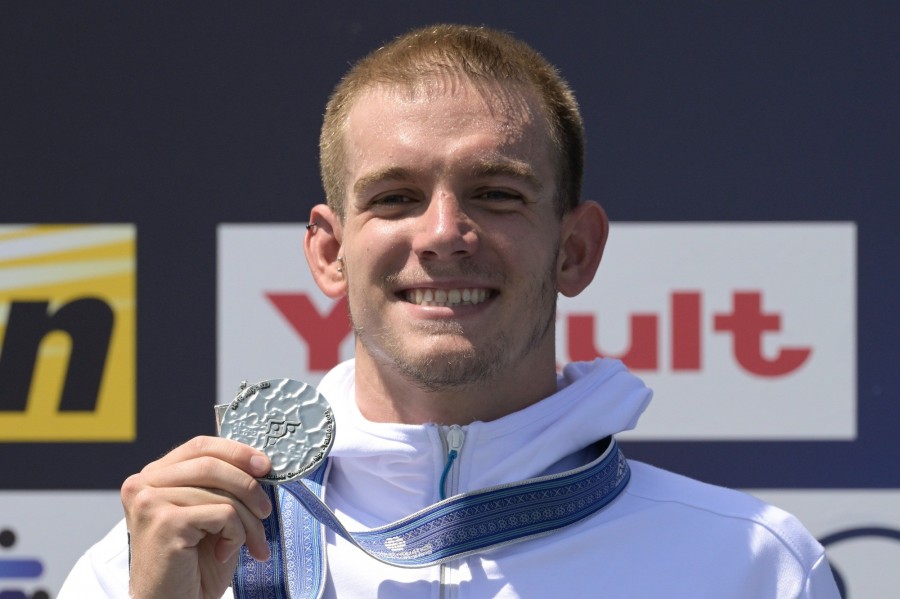 Az ezüstérmes Rasovszky Kristóf a nyílt vízi úszók 10 kilométeres versenyének eredményhirdetésén a fukuokai vizes világbajnokságon 2023. július 16-án. MTI/Koszticsák Szilárd