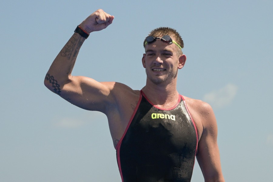 Az ezüstérmes Rasovszky Kristóf a nyílt vízi úszók 10 kilométeres versenye után a fukuokai vizes világbajnokságon 2023. július 16-án. MTI/Koszticsák Szilárd 