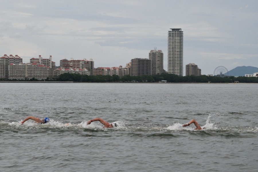 Rasovszky Kristóf (k) a férfi nyílt vízi úszás 5 kilométeres versenyében a vizes világbajnokságon Fukuokában 2023. július 18-án. A magyar versenyző az 7. helyen végzett. MTI/Koszticsák Szilárd
