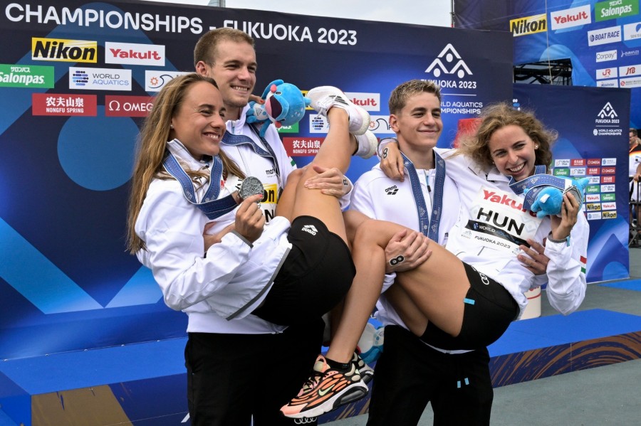 Olasz Anna, Rasovszky Kristóf,  Betlehem Dávid és Fábián Bettina (b-j), az ezüstérmes magyar váltó tagjai a nyílt vízi úszók 4x1500 méteres csapatversenyének eredményhirdetése után a fukuokai vizes világbajnokságon 2023. július 20-án. MTI/Koszticsák Szilárd