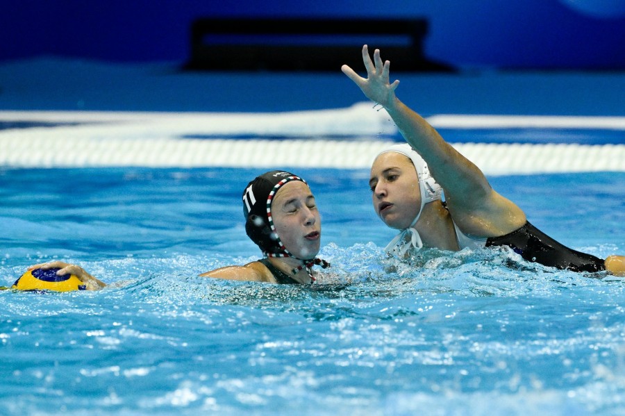 Hajdú Kata (b) és az új-zélandi Gabrielle Milicich a női vízilabdatorna csoportkörének harmadik fordulójában játszott Új-Zéland - Magyarország mérkőzésen a fukuokai vizes világbajnokságon 2023. július 20-án. Magyarország 23-5-re nyert. MTI/Koszticsák Szilárd