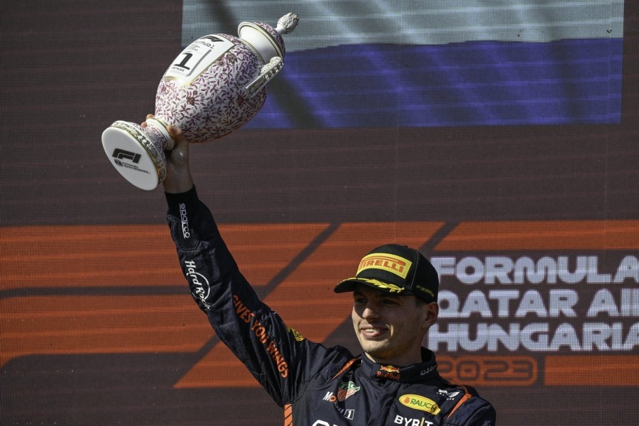 A győztes Max Verstappen, a Red Bull holland versenyzője a Forma-1-es Magyar Nagydíj eredményhirdetésén a mogyoródi Hungaroringen 2023. július 23-án. MTI/Czeglédi Zsolt 
