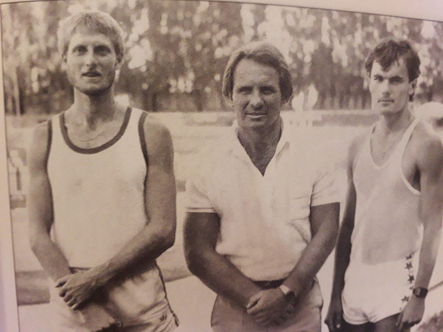 Sipőcz József két válogatott tanítványával, Sári Kálmánnal és Kelemen Zoltánnal