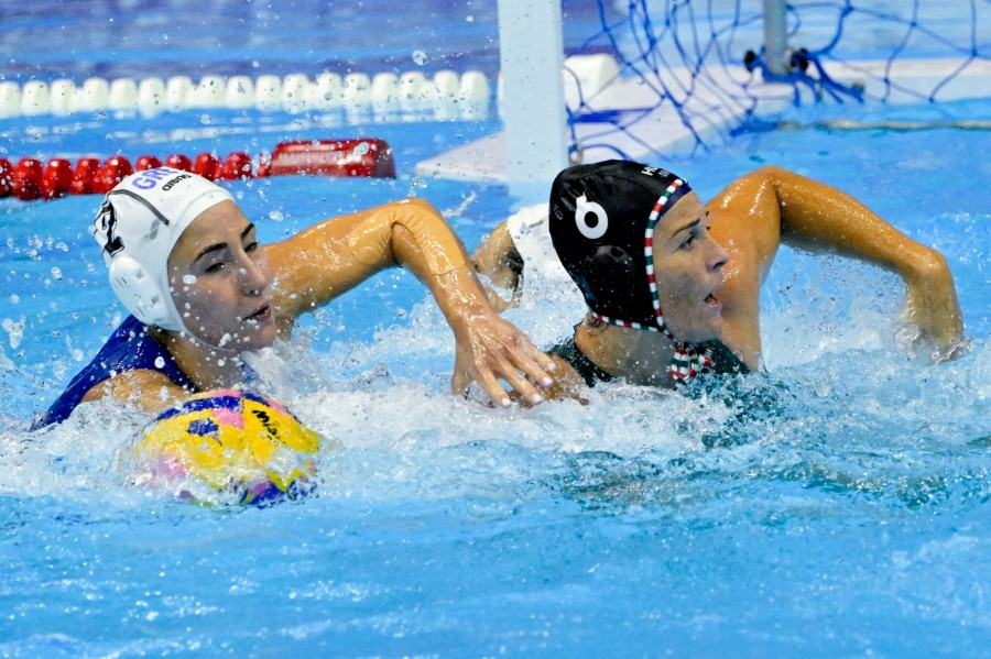 Parkes Rebecca (j) és a görög Eleftheria Plevritou a női vízilabdatorna 5-8. helyért játszott Görögország-Magyarország mérkőzésen a fukuokai vizes világbajnokságon 2023. július 26-án. MTI/Koszticsák Szilárd