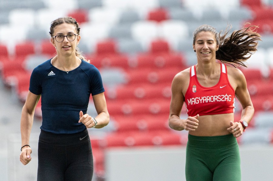 Mohai Regina (b) és Nádházy Evelin futók a budapesti atlétikai világbajnokságra készülő sportolók edzésén a Nemzeti Atlétikai Központban 2023. augusztus 7-én. MTI/Szigetváry Zsolt