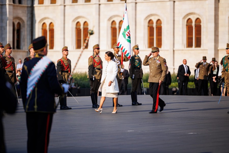 A köztársasági elnök a délelőtti ünnepélyes zászlófelvonáson és tisztavatáson az Országház előtt
