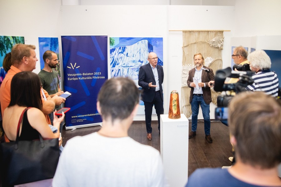 Porga Gyula, Veszprém polgármestere beszédet mond a szeptember 6-i kiállításmegnyitón