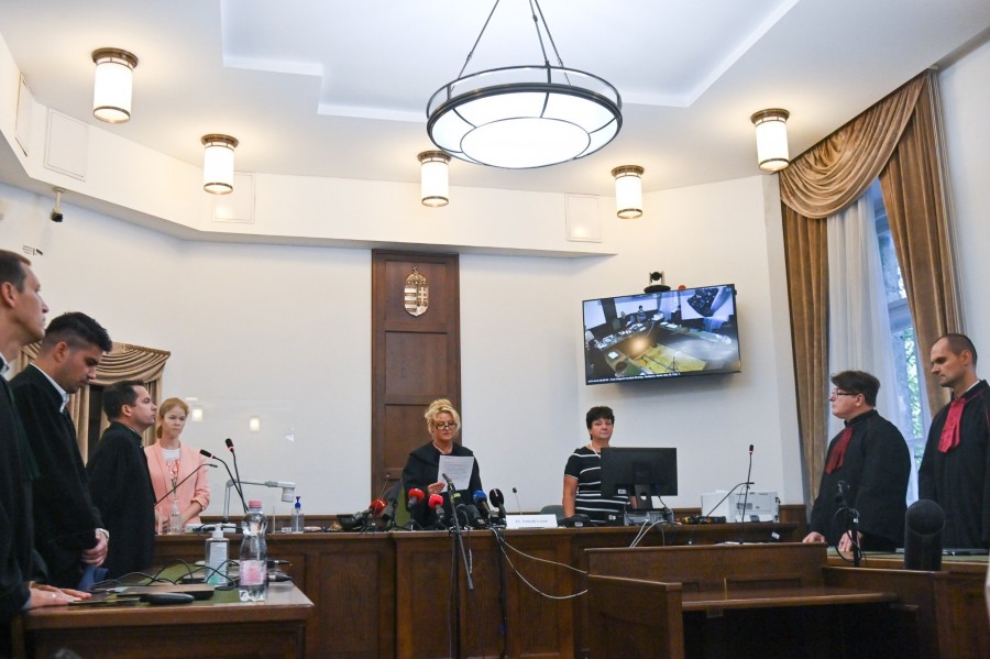Németh Leona bíró ítéletet hirdet a Hableány katasztrófáját okozó Viking Sigyn kapitánya, Jurij C. ügyében a Pesti Központi Kerületi Bíróságon 2023. szeptember 26-án. Halálos tömegszerencsétlenséget eredményező vízi közlekedés gondatlan veszélyeztetésének vétsége miatt első fokon 5 év 6 hónap fogházban letöltendő szabadságvesztésre ítélte a bíróság az ukrán hajóskapitányt. A Hableány sétahajó 2019. május 29-én süllyedt el a Margit híd közelében, miután összeütközött a Viking Sigyn szállodahajóval. A Hableányon 35-en utaztak, 33 dél-koreai turista és a kéttagú magyar személyzet. Hét turistát sikerült kimenteni, 27 áldozat holttestét megtalálták, egy dél-koreai utast továbbra is eltűntként tartanak nyilván. MTI/Bruzák Noémi