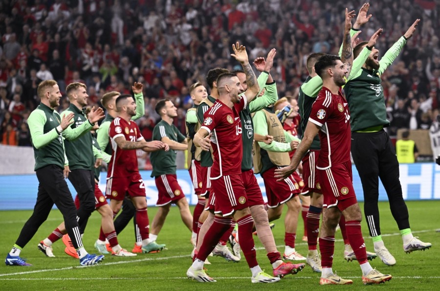 A magyar játékosok ünneplik győzelmüket a labdarúgó Európa-bajnoki selejtezők hetedik fordulójában, a G csoportban játszott Magyarország - Szerbia mérkőzés végén a Puskás Arénában 2023. október 14-én. A magyar válogatott 2-1-re győzött. MTI/Kovács Tamás
