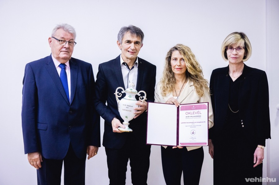Dr. Markovszky György, a díjazott LANTECH Kft. képviselői, Csicsics Tamás és felesége, és Balla Emőke, Napló főszerkesztő