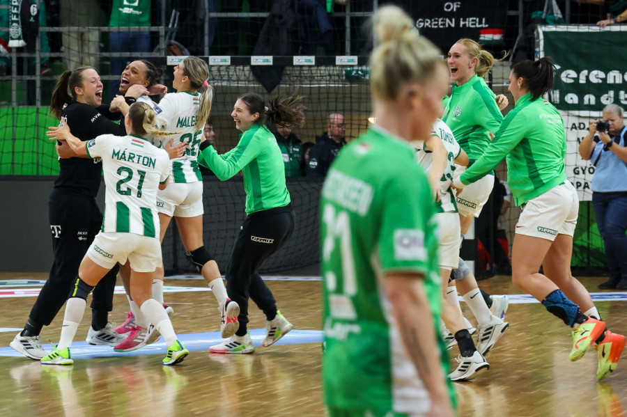 A győztes ferencvárosi játokosok ünnepelnek a női kézilabda NB I-ben játszott FTC-Rail Cargo Hungaria - Győri Audi ETO KC mérkőzés után a budapesti Elek Gyula Arénában 2023. november 15-én. A Ferencváros 28-22-re nyert. MTI/Hegedüs Róbert