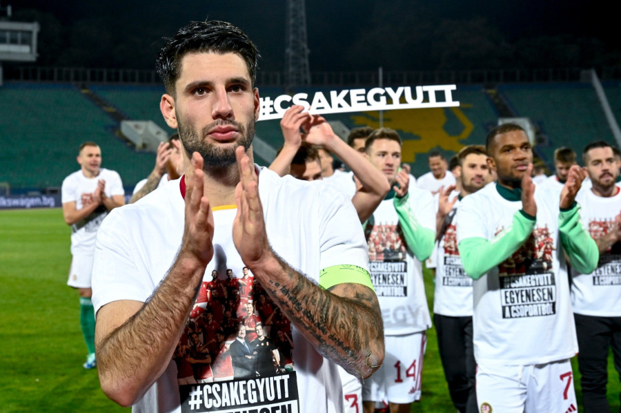 Szoboszlai Dominik, a magyar csapat játékosa ünnepel a labdarúgó Európa-bajnoki selejtezők kilencedik fordulójában, a G csoportban játszott Bulgária - Magyarország mérkőzés után a szófiai Vaszil Levszki Nemzeti Stadionban 2023. november 16-án. A találkozó 2-2-es döntetetlenre végződött, a magyar válogatott kijutott a jövő évi Európa-bajnokságra. MTI/Szigetváry Zsolt