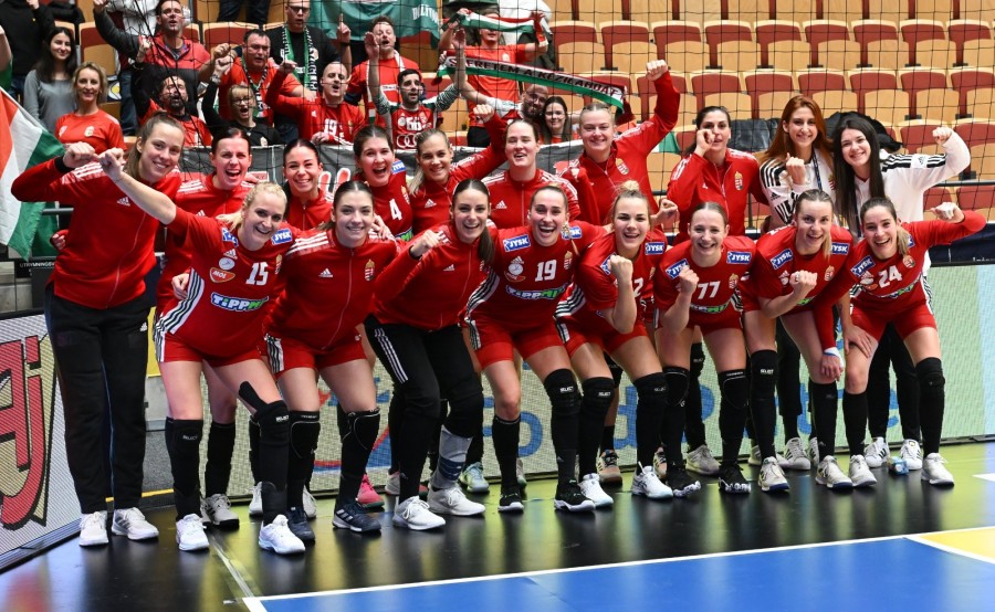 A győztes magyar csapat tagjai az olimpiai kvalifikációs női kézilabda-világbajnokság csoportkörének első fordulójában játszott Magyarország - Paraguay mérkőzés után a svédországi Helsingborgban 2023. november 30-án. A magyar válogatott 35-12-re győzött. MTI/Illyés Tibor
