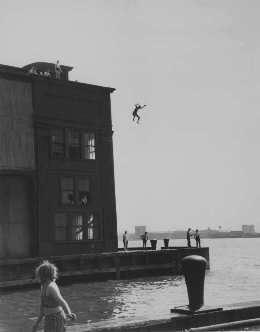 A Hudson folyóba ugró fiú, Gansevoort-móló, New York City, 1948 @ Ruth Orkin
