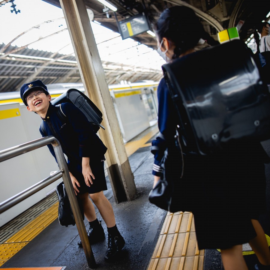 Egyedül tömegközlekedő japán gyerekek a nagyszüleiktől kapott iskolatáskával