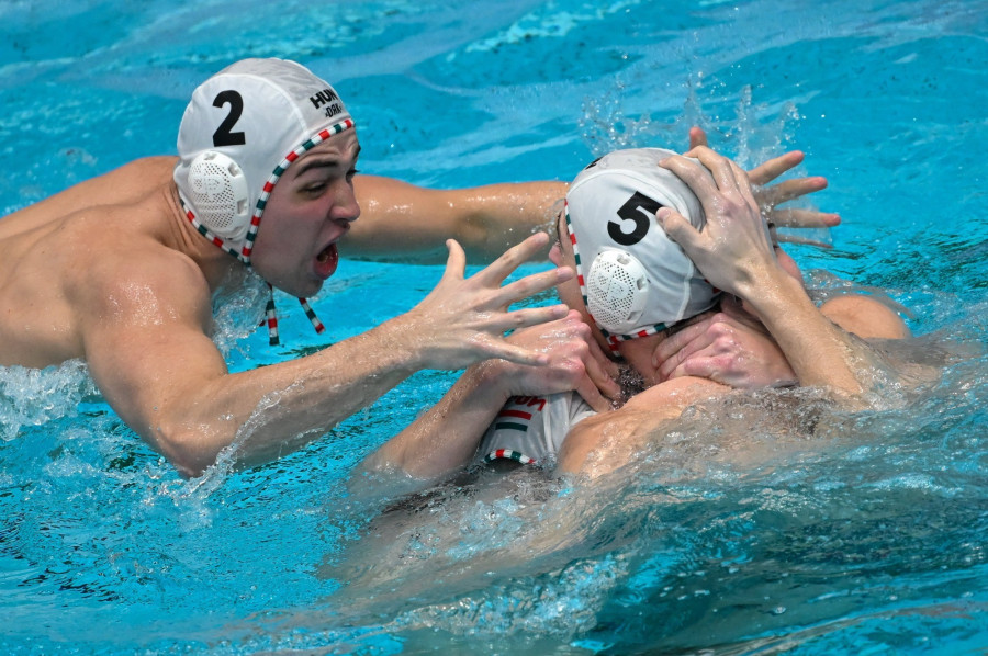 Tátrai Dávid (b) és Vigvári Vince a férfi vízilabda Európa-bajnokság negyedöntőjében játszott Magyarország - Szerbia mérkőzés után a zágrábi Mladost uszodában 2024. január 12-én. A magyar válogatott 10-10-es döntetlen után ötméteresekkel 15-14-re győzött. MTI/Illyés Tibor