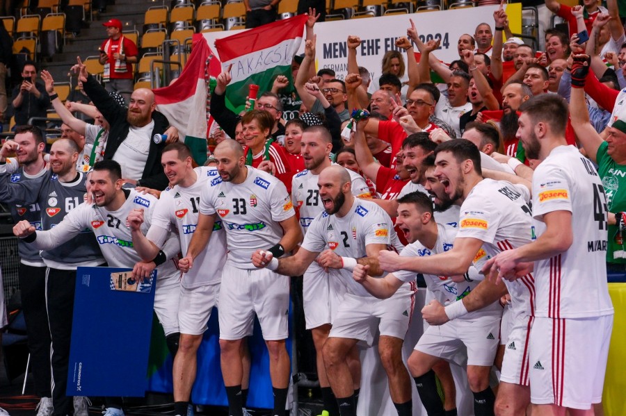 A magyar csapat tagjai ünnepelnek, miután 28-27-re legyőzték Szerbiát a csoportkör második fordulójában a müncheni Olympiahalléban 2024. január 14-én. Ezzel a magyar válogatott bejutott a középdöntőbe. MTI/Czeglédi Zsolt