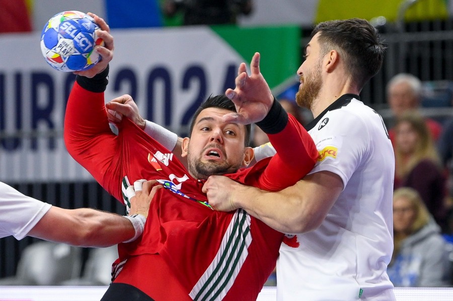 Bánhidi Bence (b) és az osztrák Boris Zivkovic a férfi kézilabda olimpiai kvalifikációs Európa-bajnokság középdöntőjének első fordulójában, a Magyarország - Ausztria mérkőzésen a kölni Lanxess Arénában 2024. január 18-án. MTI/Czeglédi Zsolt