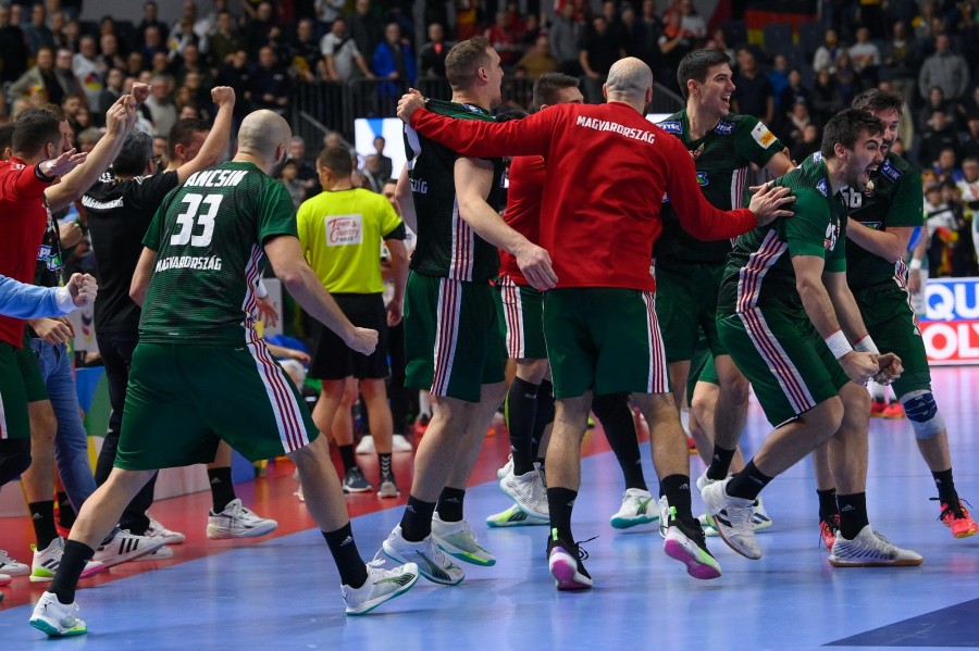 A győztes magyar csapat tagjai ünnepelnek a férfi kézilabda olimpiai kvalifikációs Európa-bajnokság ötödik helyéért játszott Magyarország - Szlovénia mérkőzés után a kölni Lanxess Arénában 2024. január 26-án. A magyar válogatott 23-22-re győzött. MTI/Czeglédi Zsolt