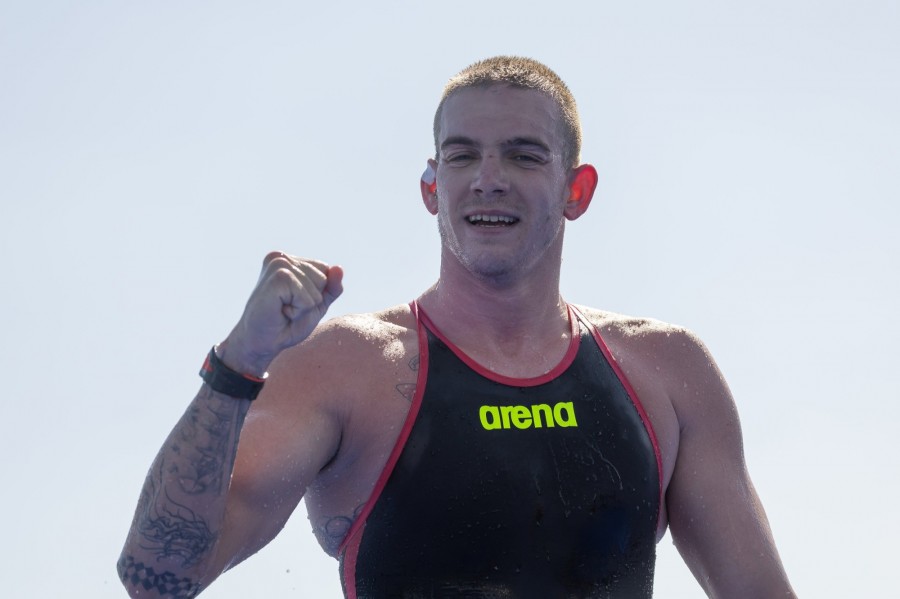 Az aranyérmes Rasovszky Kristóf a férfi nyíltvízi úszók 10 kilométeres versenye után a dohai vizes világbajnokságon 2024. február 4-én. MTI/Derencsényi István