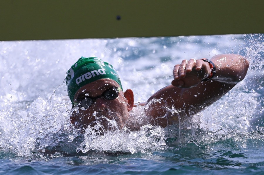 A későbbi aranyérmes Rasovszky Kristóf a férfi nyíltvízi úszók 10 kilométeres versenyében a dohai vizes világbajnokságon 2024. február 4-én. MTI/Derencsényi István