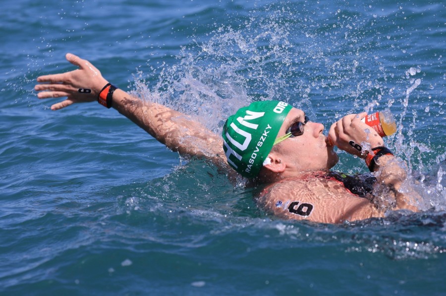 A későbbi aranyérmes Rasovszky Kristóf a férfi nyíltvízi úszók 10 kilométeres versenyében a dohai vizes világbajnokságon 2024. február 4-én. MTI/Derencsényi István
