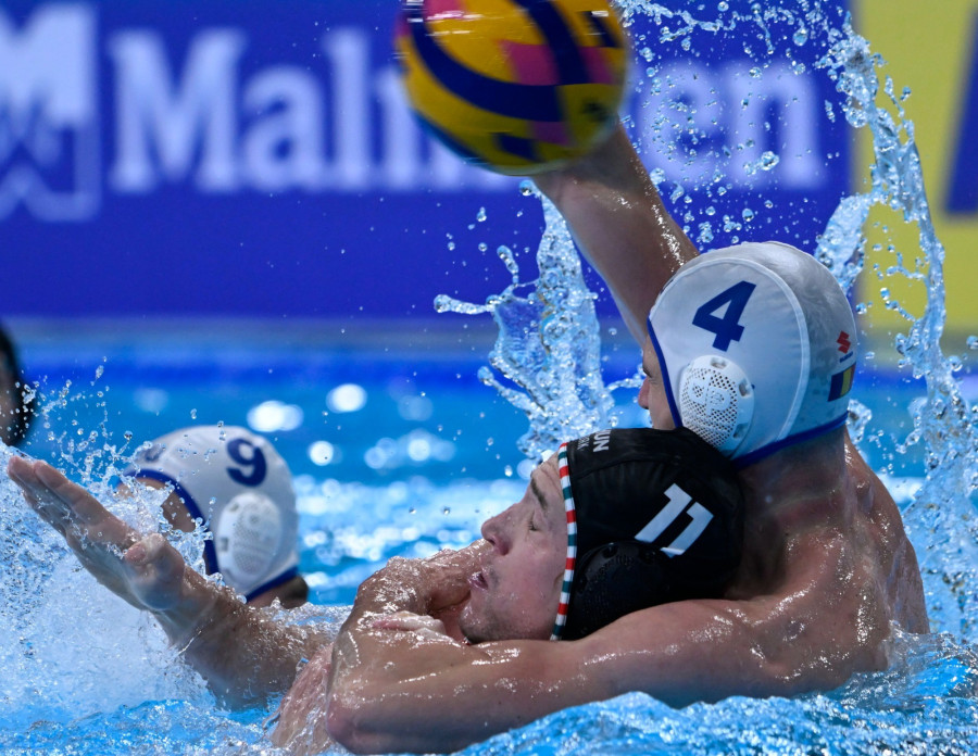 Jansik Szilárd (j2) és a román Tudor-Andrei Fulea (j) a férfi vízilabdatorna csoportkörének 1. fordulójában játszott Románia - Magyarország mérkőzésen a dohai vizes világbajnokságon 2024. február 5-én. MTI/Kovács Tamás