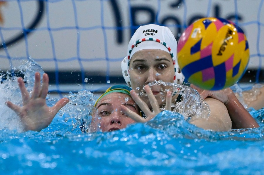 Máté Zsuzsanna (k) és az ausztrál Danijela Jankovich (b) a női vízilabdatorna csoportkörének 3. fordulójában játszott Magyarország-Ausztrália mérkőzésen a dohai vizes világbajnokságon 2024. február 4-én. MTI/Kovács Tamás 