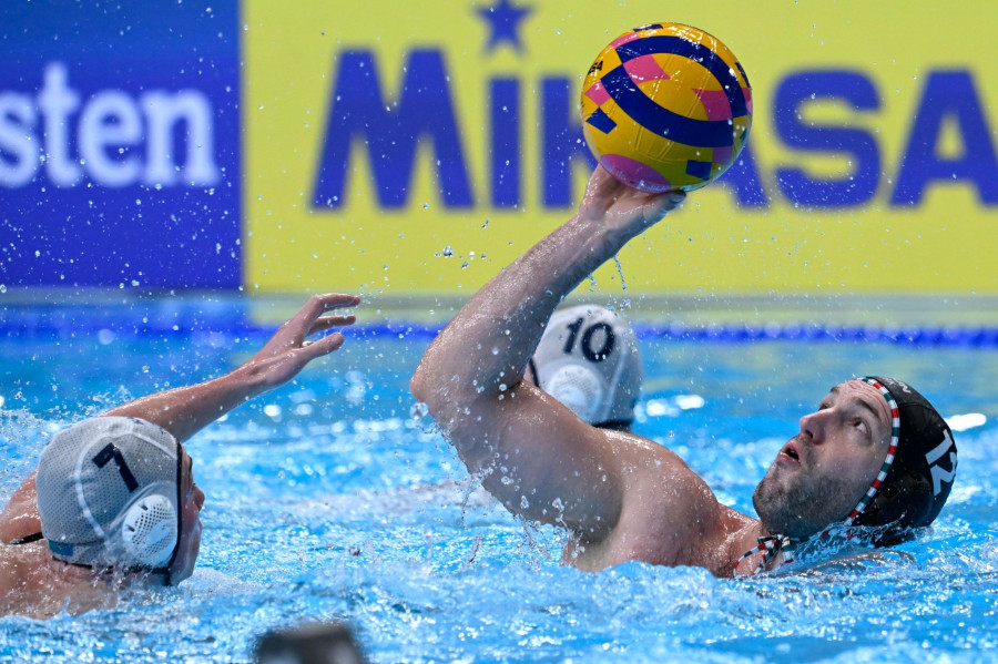Bányai Márk (j) és a kazah Anatolij Pusztovalov a férfi vízilabdatorna csoportkörének 3. fordulójában játszott Kazahsztán - Magyarország mérkőzésen a dohai vizes világbajnokságon 2024. február 9-én. MTI/Kovács Tamás