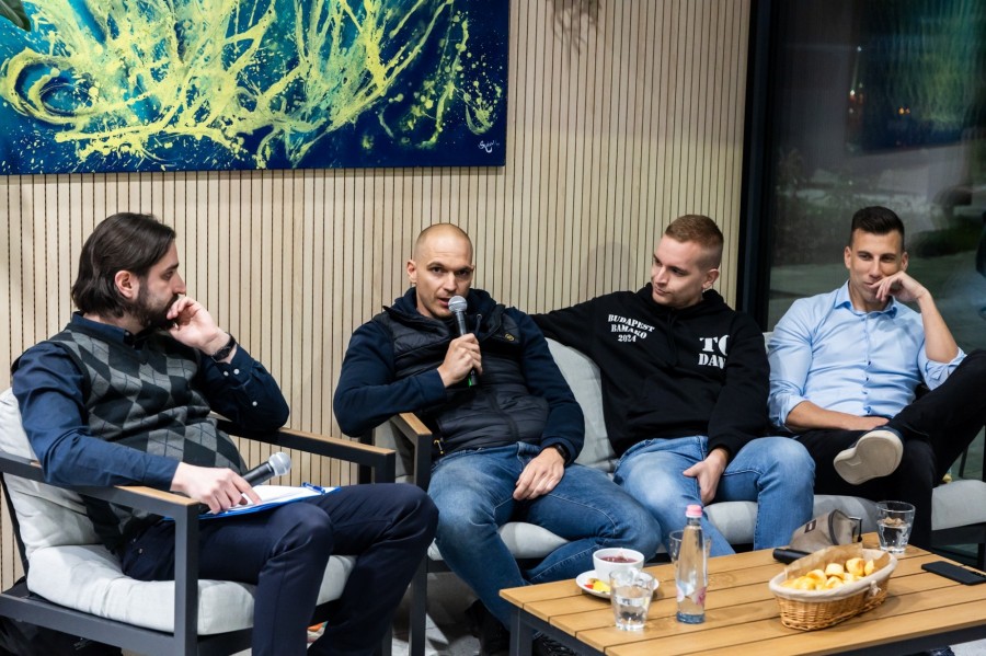 A képen jobbról balra: Hajas Bálint (a beszélgetés moderátora), Szűcs Dávid, Hárs Dániel, Vermes Gábor