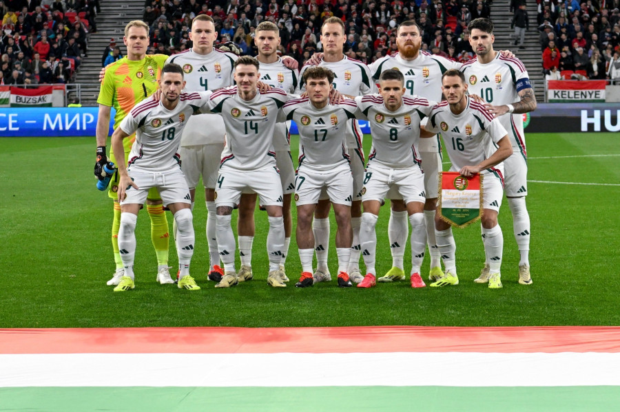 A magyar válogatott tagjai, Dibusz Dénes kapus, Nagy Zsolt, Szalai Attila, Bolla Bendegúz, Dárdai Márton, Callum Styles, Lang Ádám, Nagy Ádám, Ádám Martin, Gazdag Dániel és Szoboszlai Dominik (b-j) a Magyarország - Koszovó barátságos labdarúgó-mérkőzés előtt a Puskás Arénában 2024. március 26-án. A magyar válogatott 2-0-ra nyert. MTI/Illyés Tibor