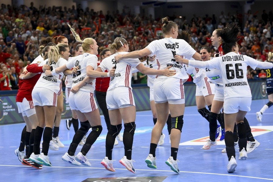 A magyar csapat tagjai ünneplik győzelmüket a női kézilabda olimpiai selejtezőtorna 2. fordulójában játszott Svédország - Magyarország mérkőzés végén a debreceni Főnix Arénában 2024. április 12-én. A magyar válogatott 28-25-re győzött. MTI/Czeglédi Zsolt