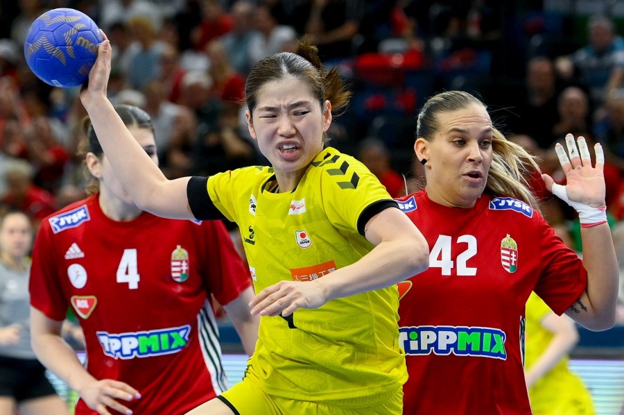 Klujber Katrin (j) és a japán Kaszai Csikako a női kézilabda olimpiai selejtezőtorna 3. fordulójában játszott Magyarország - Japán mérkőzésen a debreceni Főnix Arénában 2024. április 14-én. MTI/Czeglédi Zsolt